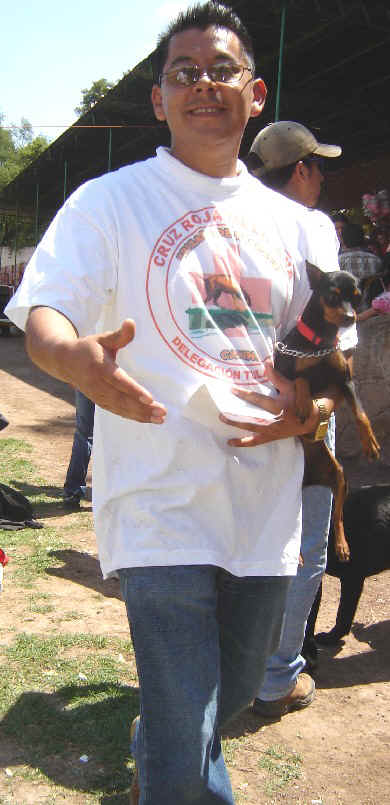 Alfonso Cortes llegando y saludando