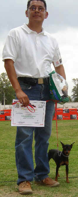 Alfonzo, contentisimo por el premio de su mascota!!!