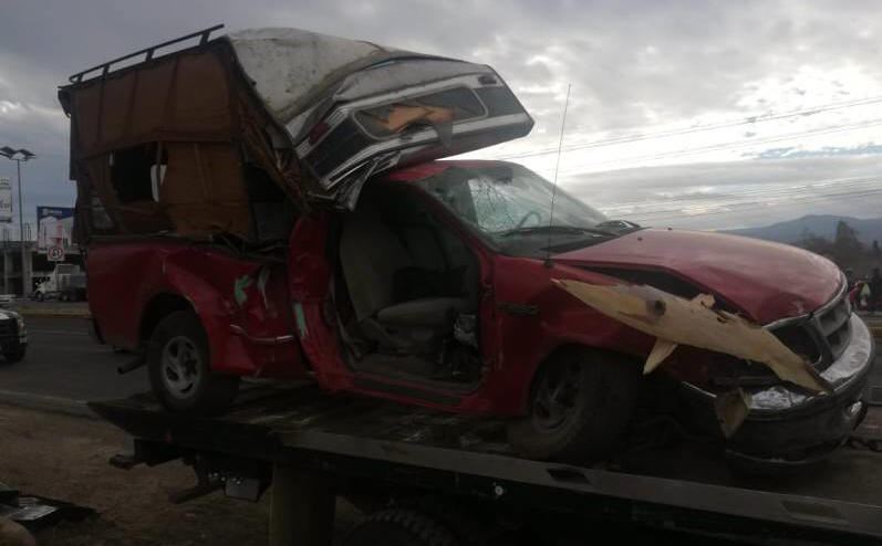 Camioneta se pasa el alto choca contra otro vehiculo y mata a peatón