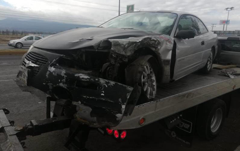 Camioneta se pasa el alto choca contra otro vehiculo y mata a peatón